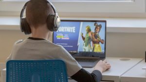 Ezért ne csalj! - 60 milliót kell kicsengetnie egy Fortnite cheaternek