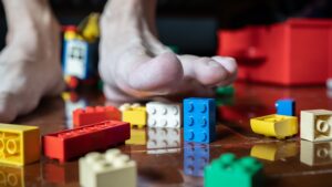 Miért fáj annyira kegyetlenül, ha egy LEGO-kockára lépsz?