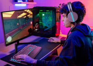 Kétarcú gamer monitorral támad a Philips
